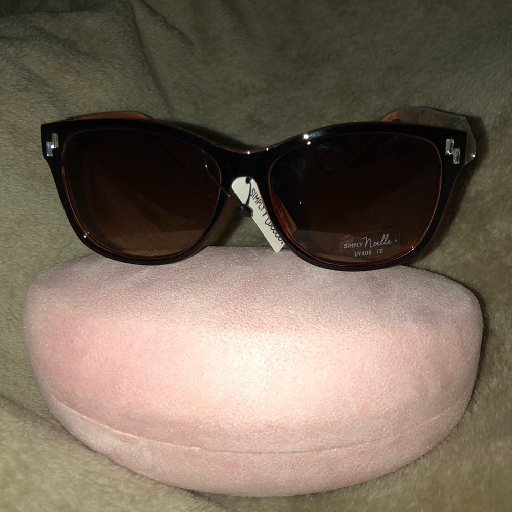 NWT SIMPLY Noelle Sunglasses & Pink Case